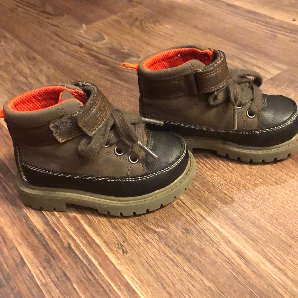 Toddler boots size 5.